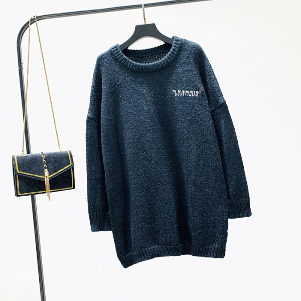 Hosszú pulóver fehér és fekete hímzéssel