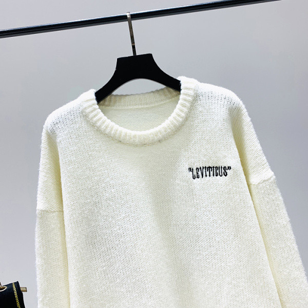 Hosszú pulóver fehér és fekete hímzéssel