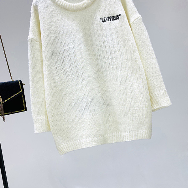 Hosszú pulóver fehér és fekete hímzéssel