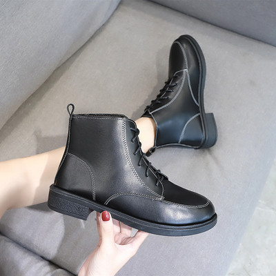 Női csizma fekete színű fűzővel - két modell