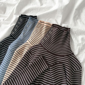 Női csíkos pulóver négy színben, magas gallérral