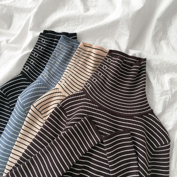 Női csíkos pulóver négy színben, magas gallérral