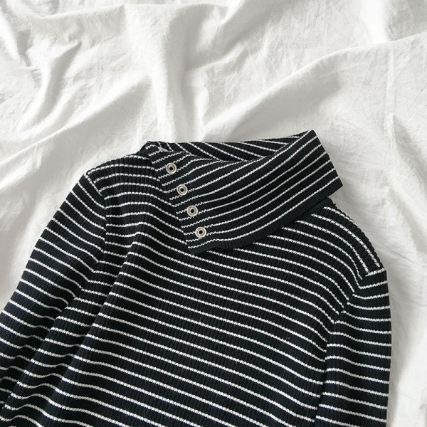 Női csíkos pulóver négy színben, magas gallérral