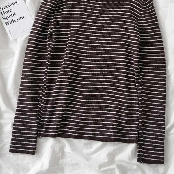 Női csíkos pulóver négy színben, magas gallérral