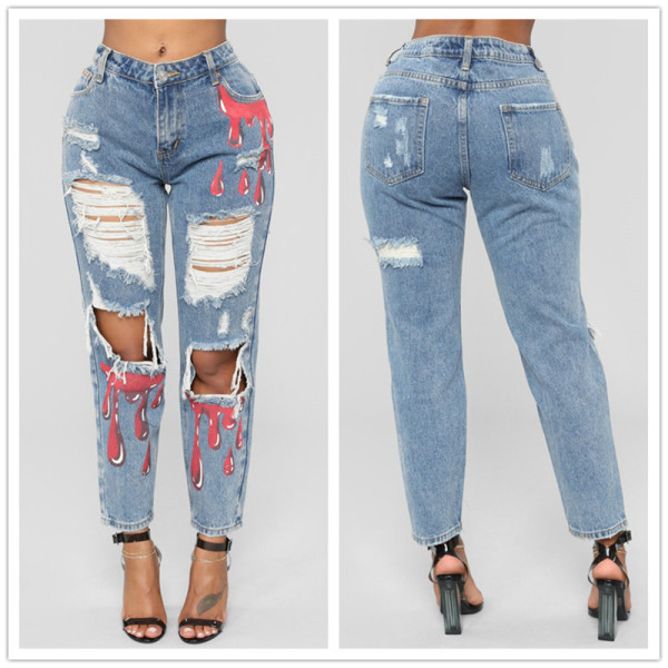 Lezser női hosszú farmernadrág szakadt motívumokkal és kék rátéttel