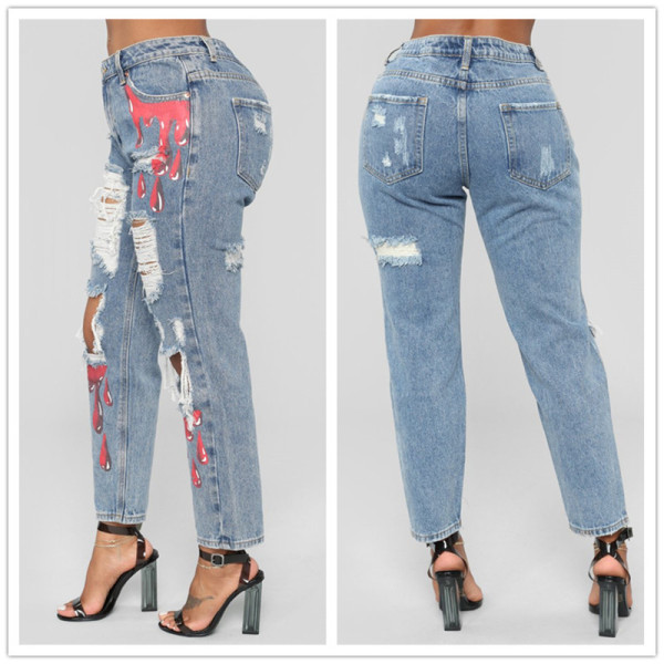 Lezser női hosszú farmernadrág szakadt motívumokkal és kék rátéttel