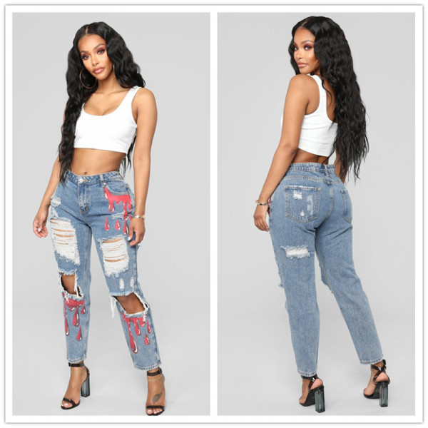 Lezser női hosszú farmernadrág szakadt motívumokkal és kék rátéttel