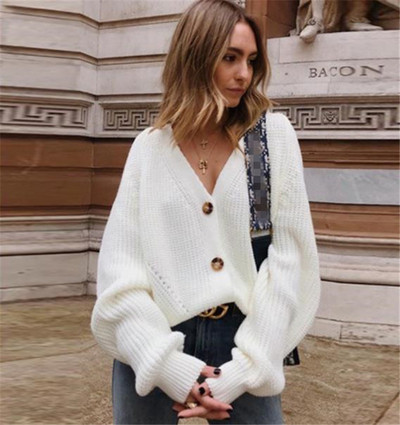 Női alkalmi mellény, gombokkal és spitz nyakkivágással szürke és fehér színben