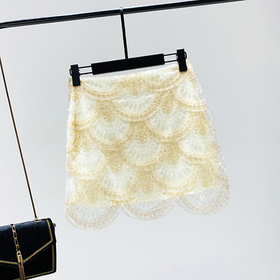 Rövid, modern szoknya hímzéssel és világos színű flitterekkel