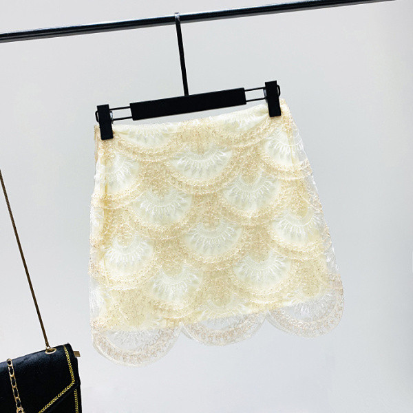 Rövid, modern szoknya hímzéssel és világos színű flitterekkel