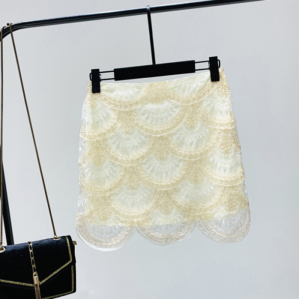 Rövid, modern szoknya hímzéssel és világos színű flitterekkel