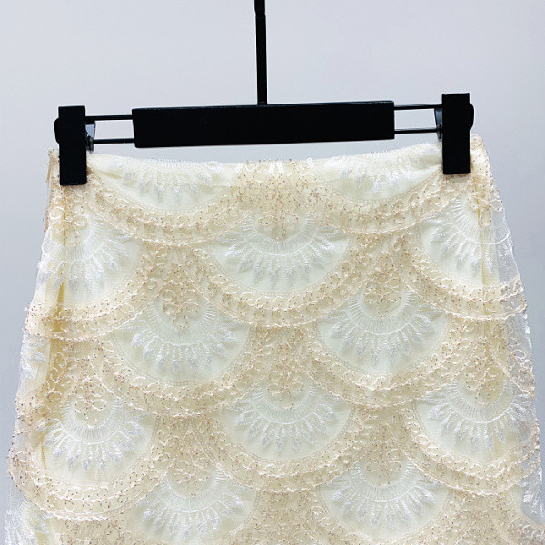 Rövid, modern szoknya hímzéssel és világos színű flitterekkel