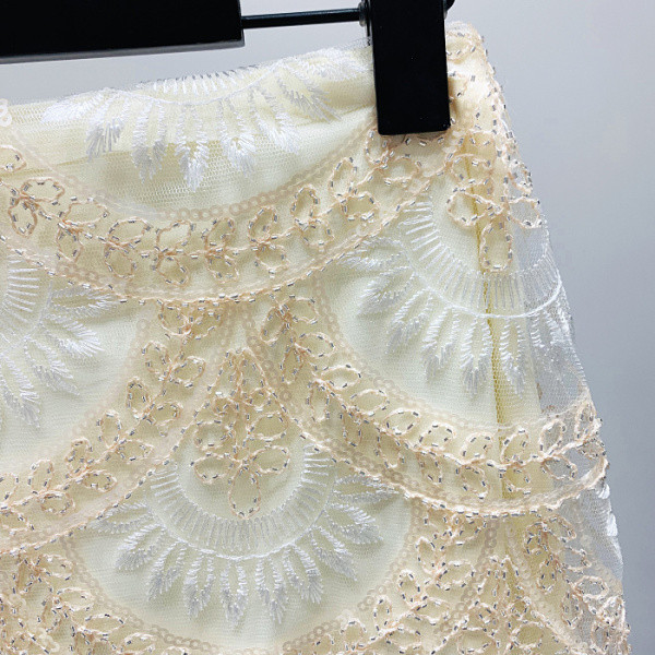 Rövid, modern szoknya hímzéssel és világos színű flitterekkel