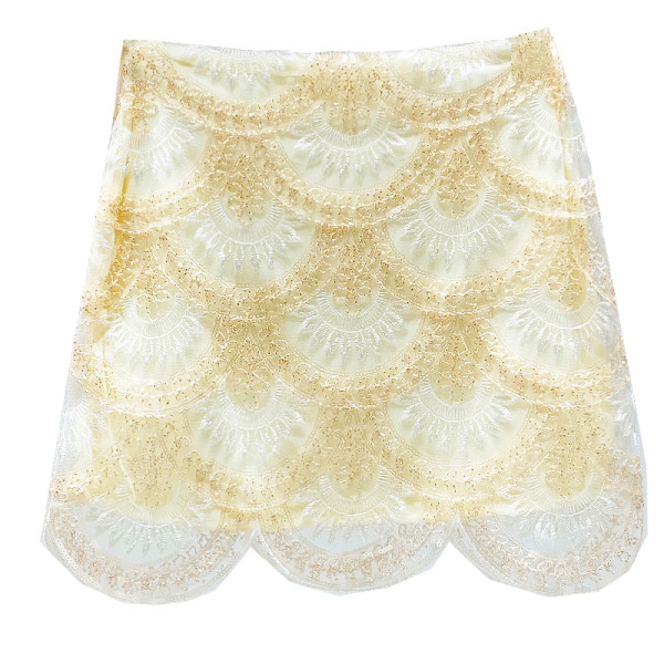 Rövid, modern szoknya hímzéssel és világos színű flitterekkel