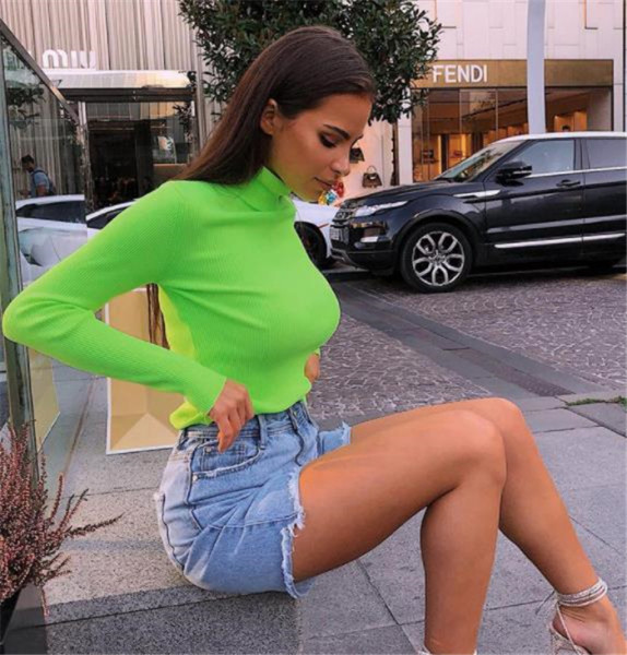 Modern női pulóver pólógallérral, rózsaszín, sárga és zöld színben