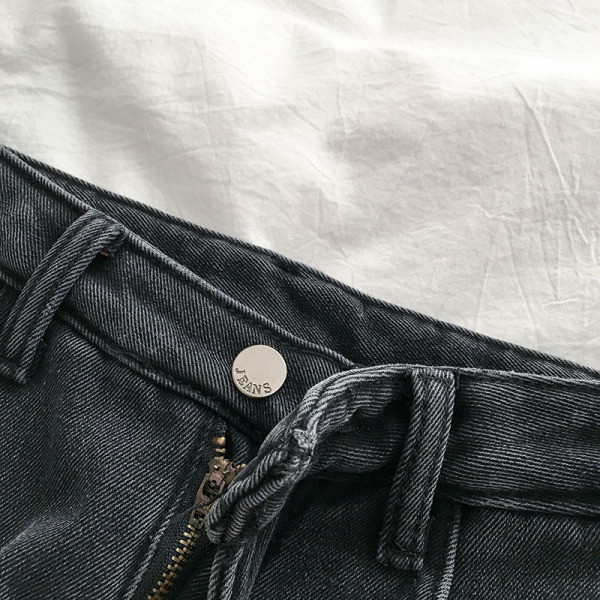 Alkalmi női farmer fekete színben, zsebekkel és magas derékkal