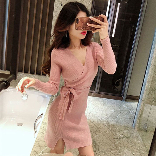 Rövid kötött ruha mély spitz nyakkivágással és nyakkendővel