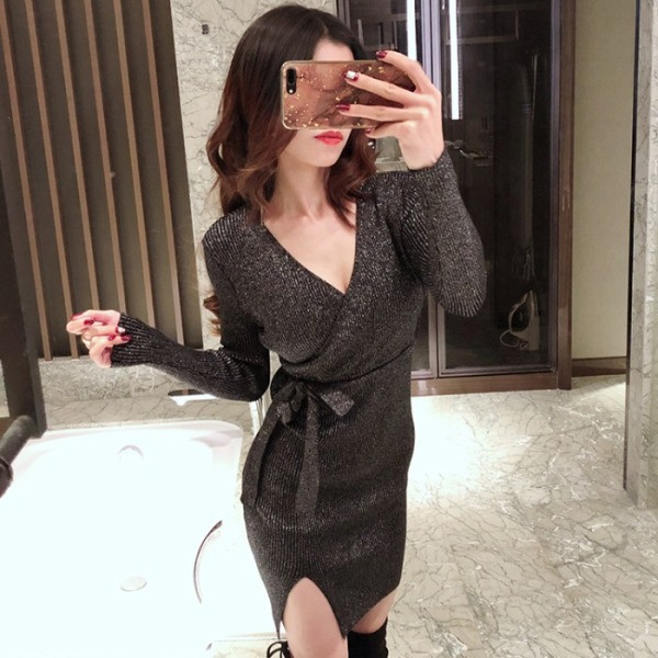 Rövid kötött ruha mély spitz nyakkivágással és nyakkendővel