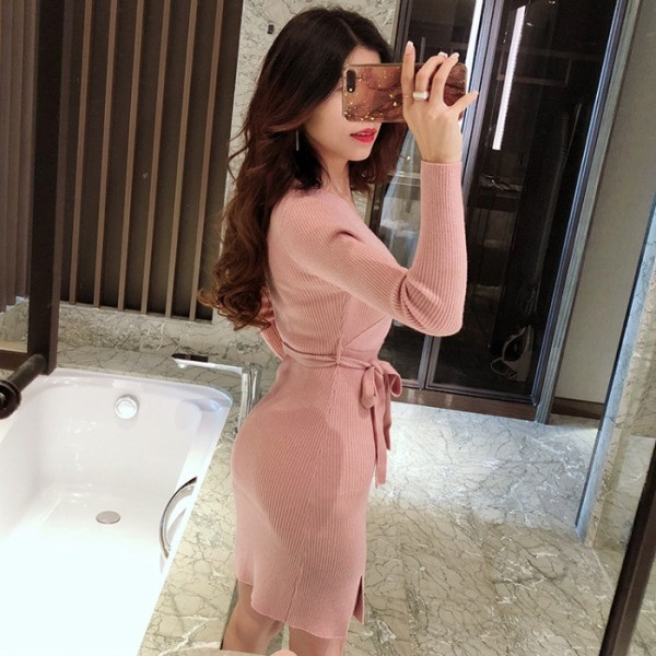 Rövid kötött ruha mély spitz nyakkivágással és nyakkendővel