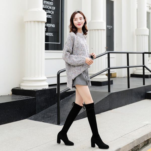 Stílusos női csizma fekete és vastag sarkú