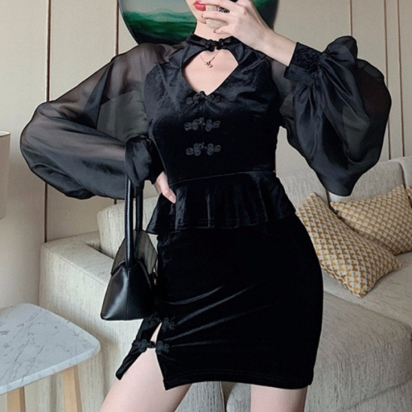 Modern női ruha tüll ujjú fekete színben, hasított