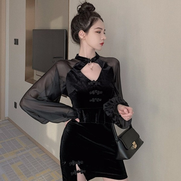 Modern női ruha tüll ujjú fekete színben, hasított