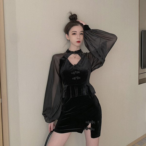 Modern női ruha tüll ujjú fekete színben, hasított