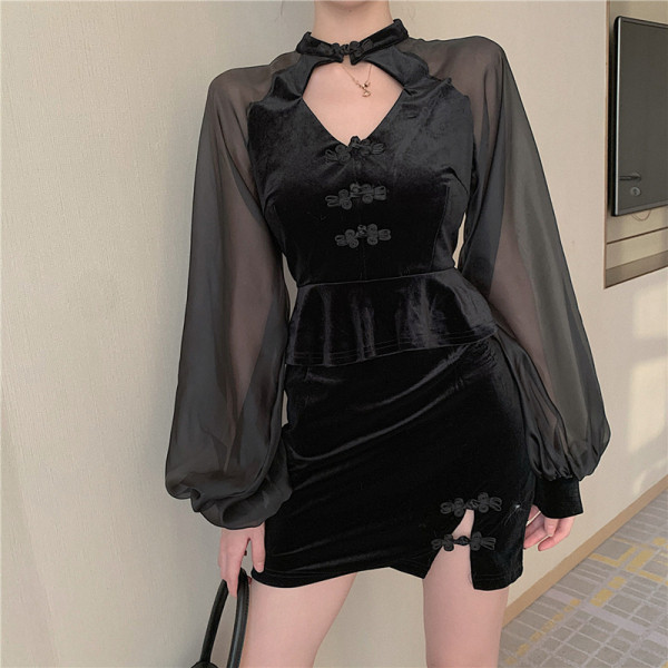 Modern női ruha tüll ujjú fekete színben, hasított