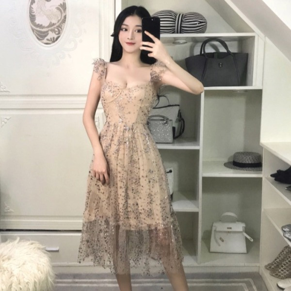 Elegáns női ruha tüllel és flitterekkel