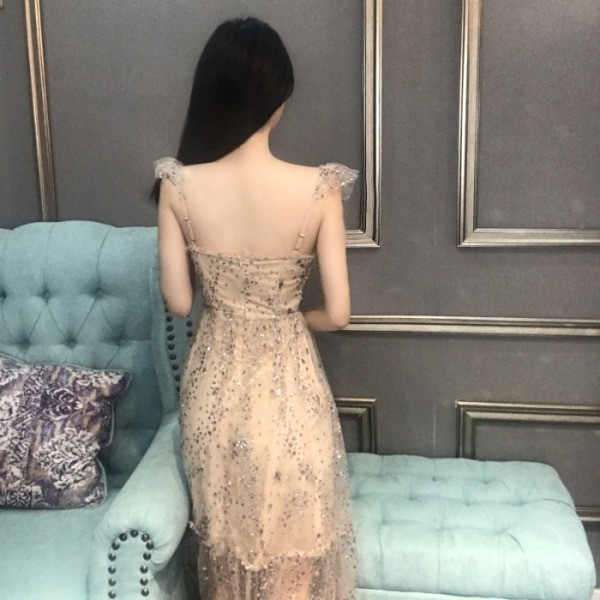 Elegáns női ruha tüllel és flitterekkel