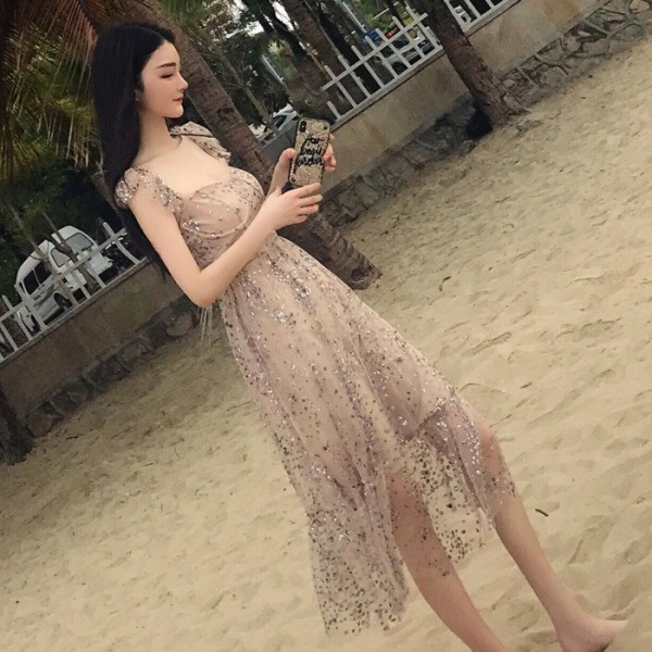 Elegáns női ruha tüllel és flitterekkel