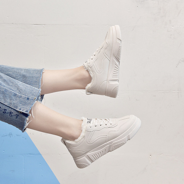 Alkalmi női tornacipő puha béléssel, fehér és bézs színben