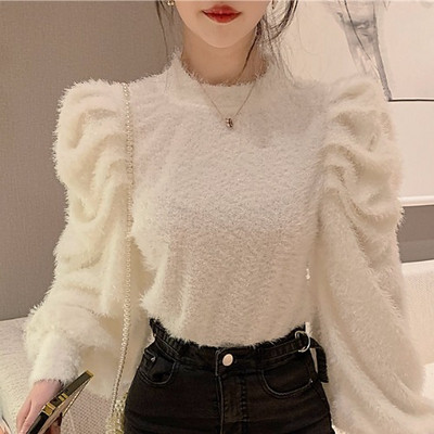 Μοντέρνα γυναικεία μπλούζα με ωοειδές λαιμόκοψη και μακριά μανίκια σε λευκό χρώμα