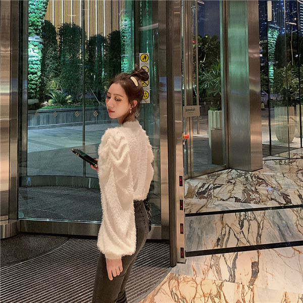 Μοντέρνα γυναικεία μπλούζα με ωοειδές λαιμόκοψη και μακριά μανίκια σε λευκό χρώμα