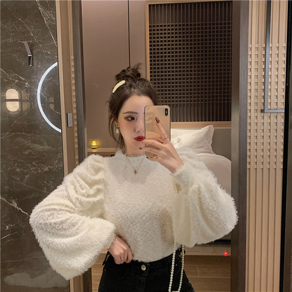 Μοντέρνα γυναικεία μπλούζα με ωοειδές λαιμόκοψη και μακριά μανίκια σε λευκό χρώμα