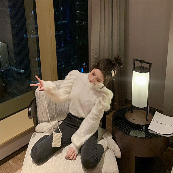 Μοντέρνα γυναικεία μπλούζα με ωοειδές λαιμόκοψη και μακριά μανίκια σε λευκό χρώμα