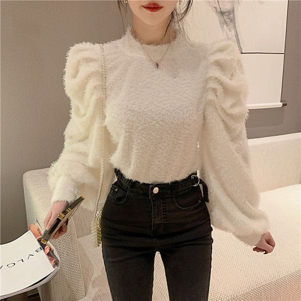 Μοντέρνα γυναικεία μπλούζα με ωοειδές λαιμόκοψη και μακριά μανίκια σε λευκό χρώμα