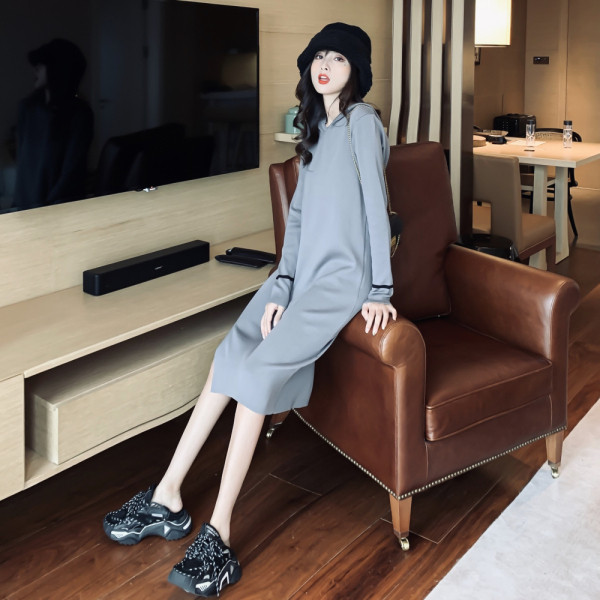 Modern női ruha hosszú ujjú, sliccelt szürke és fekete színben