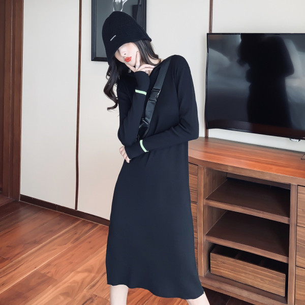 Modern női ruha hosszú ujjú, sliccelt szürke és fekete színben