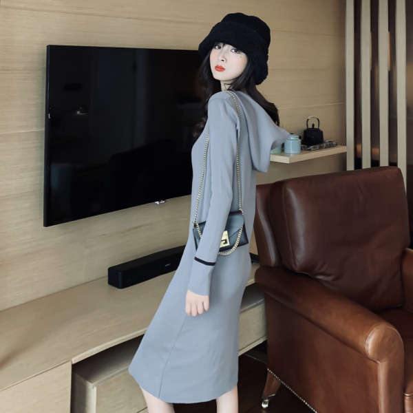 Modern női ruha hosszú ujjú, sliccelt szürke és fekete színben