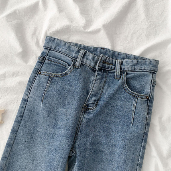 Modern női farmer kék színben, magas derékkal és zsebekkel