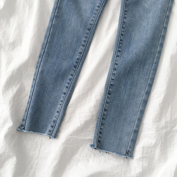 Modern női farmer kék színben, magas derékkal és zsebekkel