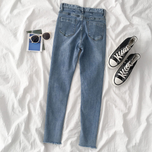 Modern női farmer kék színben, magas derékkal és zsebekkel