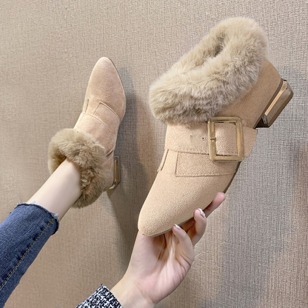 Modern női csizma tollal és csattal fekete és barna színben