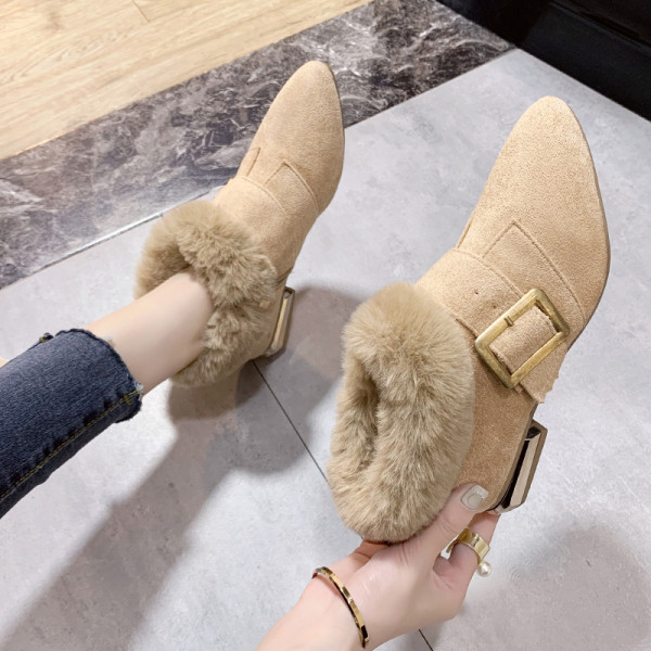 Modern női csizma tollal és csattal fekete és barna színben