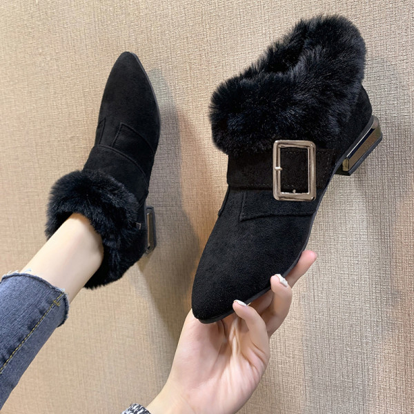 Modern női csizma tollal és csattal fekete és barna színben