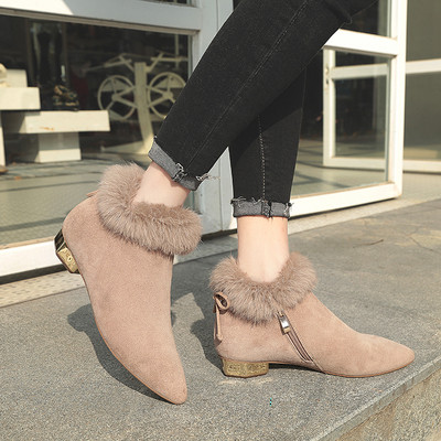 Hegyes modellű női csizma pehellyel, két színben