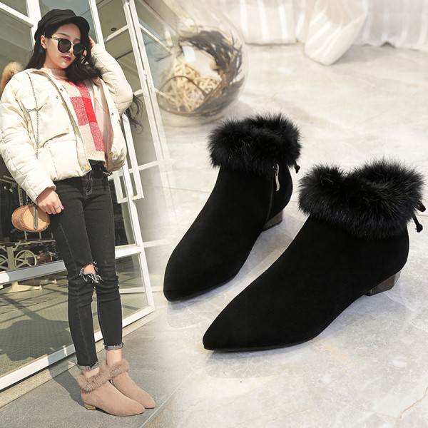 Hegyes modellű női csizma pehellyel, két színben