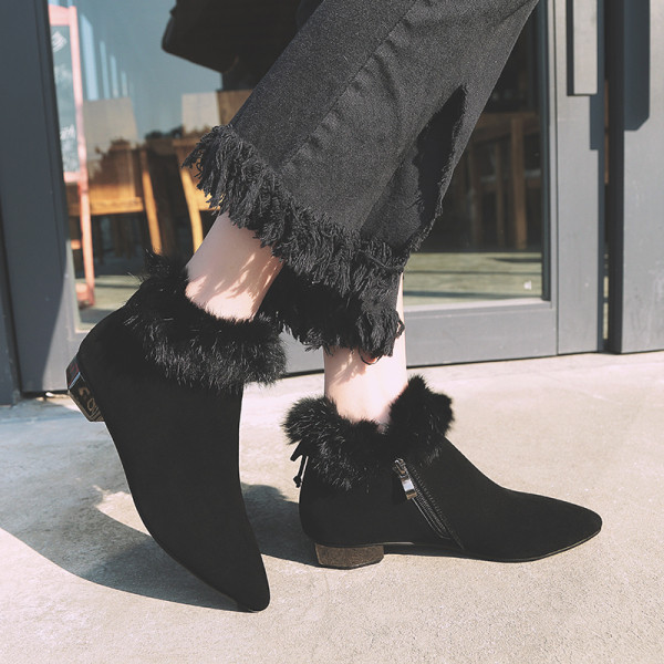 Hegyes modellű női csizma pehellyel, két színben