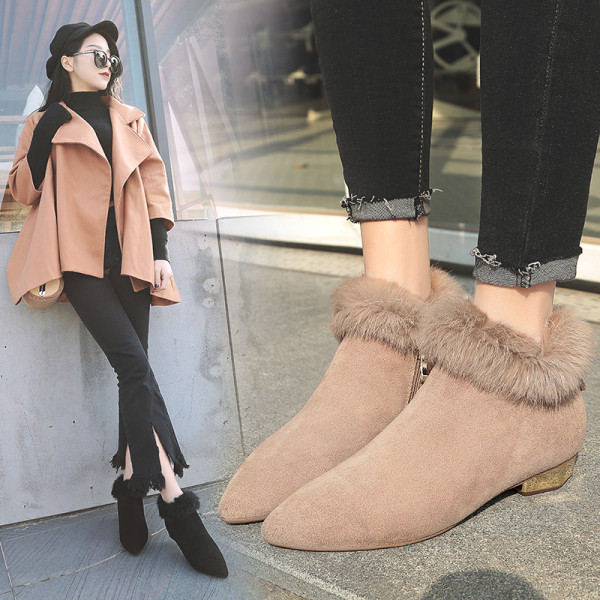 Hegyes modellű női csizma pehellyel, két színben